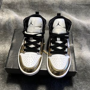 Jordan 1 mid, Blk, white and Gold size 1 youth